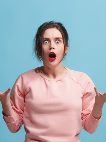 El alarmante significado de soñar que se te hincha la cara