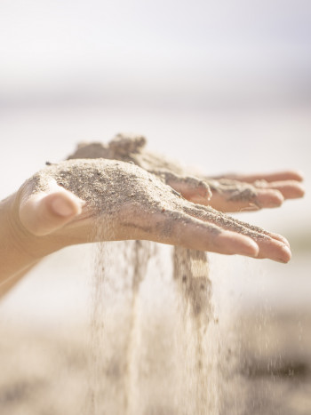 Significado de soñar que comes arena o tierra: ¡es hora de levantarse!