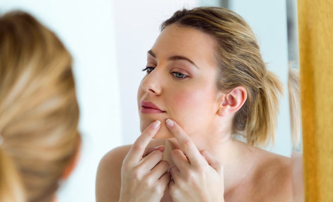 Cómo utilizar el primer o prebase de maquillaje para disimular el acné