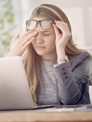 ¿Las pastillas anticonceptivas dan dolor de cabeza? Causas que lo provocan