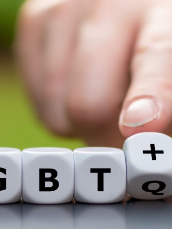 Siglas LGBTIQA+: realidades del símbolo '+' (y cuáles son sus banderas)