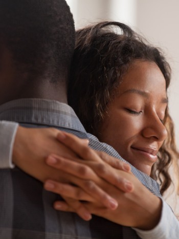 Mi novio es muy tímido: cómo ayudar a tu pareja a superar la vergüenza