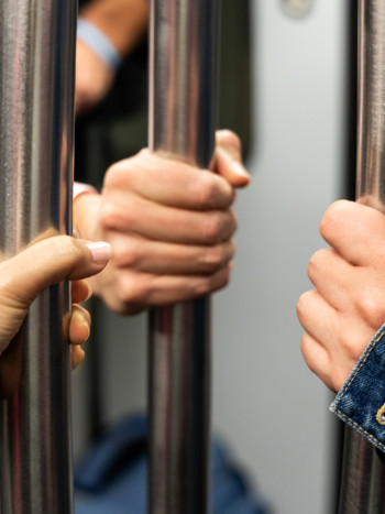 El agobiante significado de soñar con un autobús lleno de gente