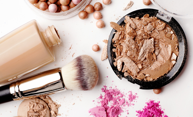 Consejos y trucos para eliminar manchas de make up de tus prendas