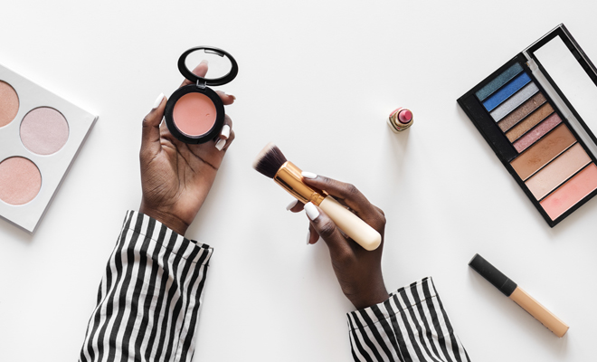 Tips para eliminar manchas de rubor o sombras de ojos de la ropa