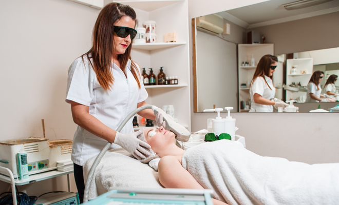 Métodos para eliminar el vello del escote