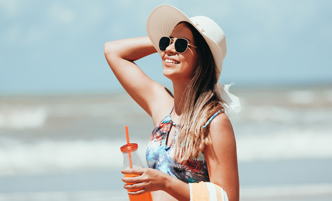 Cómo cuidar correctamente el cabello liso en el verano