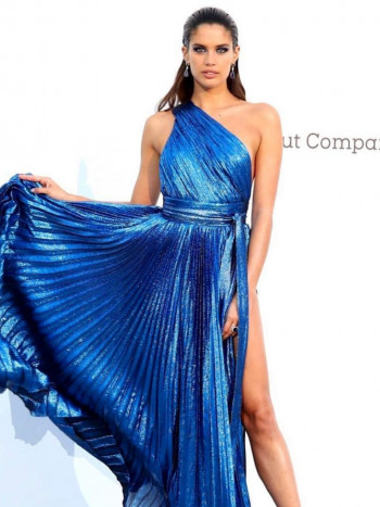 Cómo maquillarse para un vestido azul y lucir un look sensacional