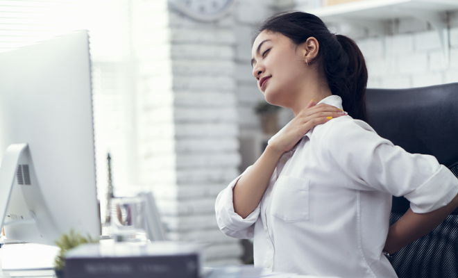 El médico al que deberías ir si tienes un dolor de espalda