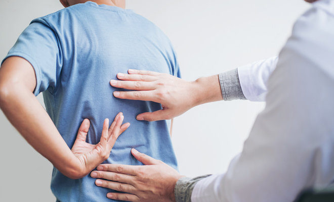 Dolor de espalda: a qué médico debes acudir para tratar la molestia