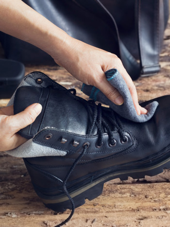 Significado de soñar con limpiar zapatos: prepara el camino