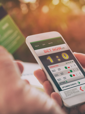 Mi pareja es ludópata: cómo ayudarle (eficazmente) a dejar la adicción a jugar