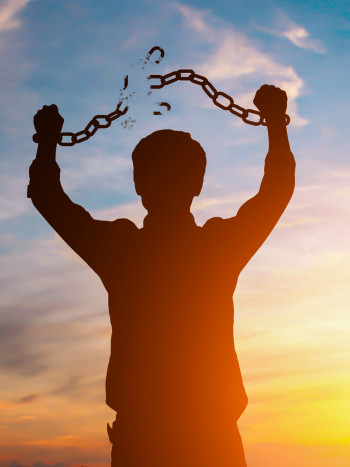 Verdadero significado de soñar que eres un fugitivo: ¿de qué huyes?