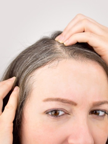 Soñar que tienes arañas en el pelo: vence tus miedos