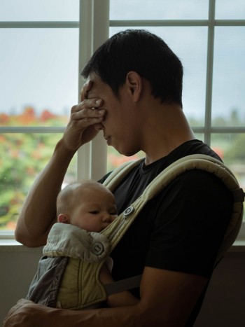 Depresión posparto paterna: cuando tu mente te impide disfrutar de tu bebé