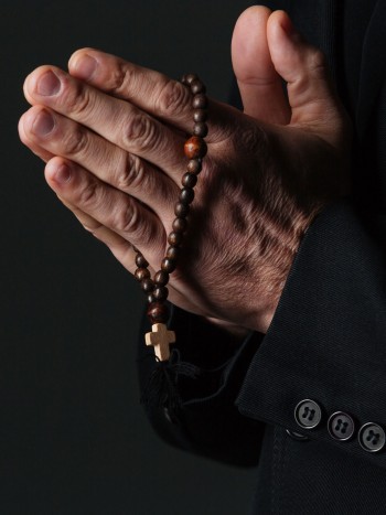 El significado de soñar que un sacerdote te da la unción de enfermos