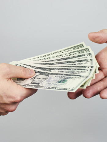 Soñar que alguien te debe dinero y su enriquecedor mensaje