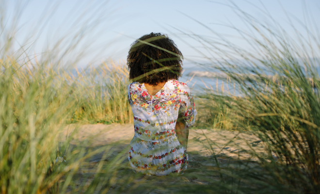 Trucos y consejos para cuidar el pelo afro en el verano