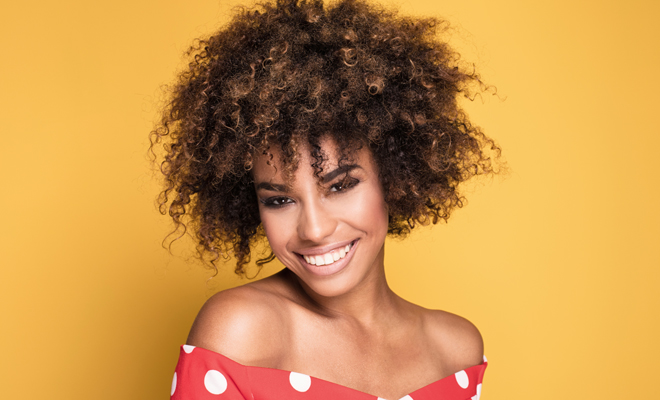 Así deberías cuidar y tratar el cabello afro en el verano