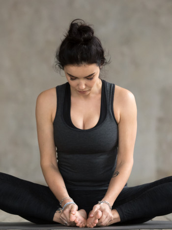 Posturas de yoga para calmar el dolor menstrual que puedes hacer en casa