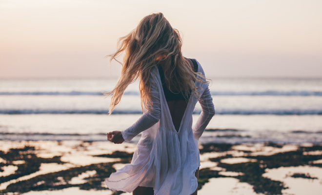 Consejos prácticos para cuidar la melena rubia en verano