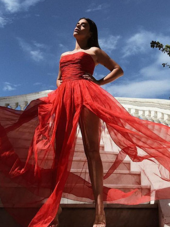 Vestidos de boda de noche: trajes elegantes para invitadas a una boda