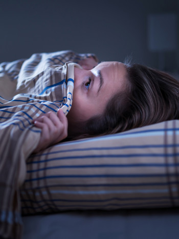 Posturas al dormir que te harán tener pesadillas (y otras para evitarlas)