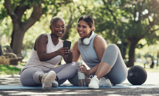 Conoce a nuevas personas y amplia tu red social para olvidarte de tu amiga