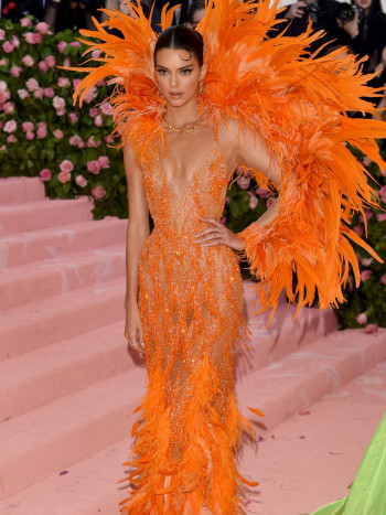El maquillaje (esencial y único) para combinar con un vestido naranja