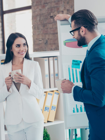 Temas de conversación (y situaciones idóneas) para ligar en el trabajo