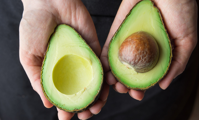 El aguacate ayuda a reducir la hinchazón de la barriga