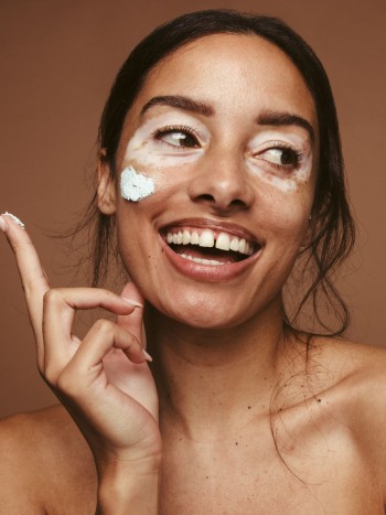 Cinco razones por las que salen manchas blancas en la piel