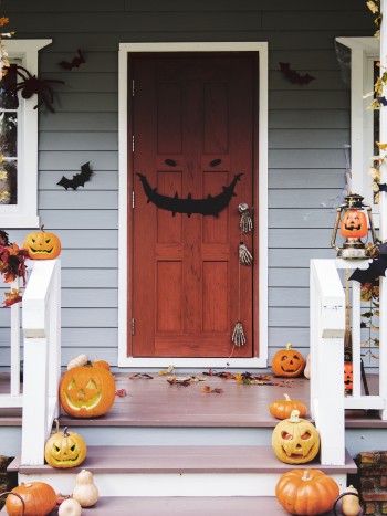 Ideas de decoración de puertas para Halloween (terroríficas y divertidas)