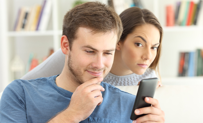 Cómo actuar cuando aparecen los celos en tu relación abierta