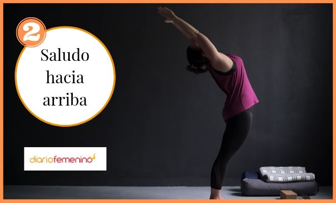 Urdhva Hastasana (Saludo hacia arriba)