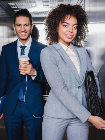 Temas de conversación para hablar (no solo del tiempo) con los vecinos