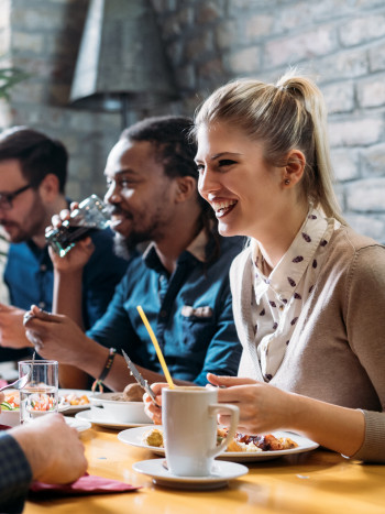 Temas de conversación en una comida o cena de empresa para no desentonar