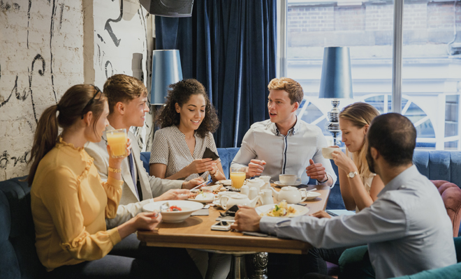 Todo lo que puedes y no puedes hablar en una comida de empresa