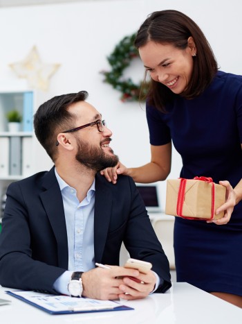 Qué regalar en Navidad a compañeros de trabajo: detalles especiales