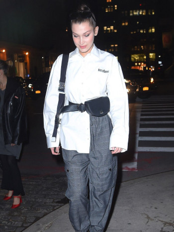 Trucos (y looks con clase) para combinar pantalones bombachos o anchos