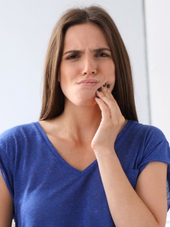 Soñar con dientes flojos: tu autoestima al límite