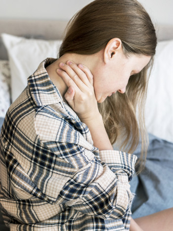El terrible dolor de cuello y hombros por ansiedad: cómo aliviar tensiones