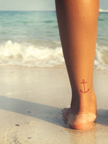Ir a la playa o piscina tras hacerse un tatuaje: riesgos y precauciones