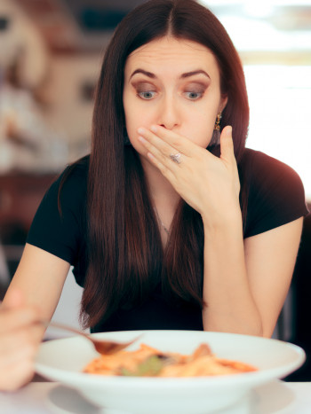 Me da vergüenza comer y beber en público: trucos para vencer la timidez