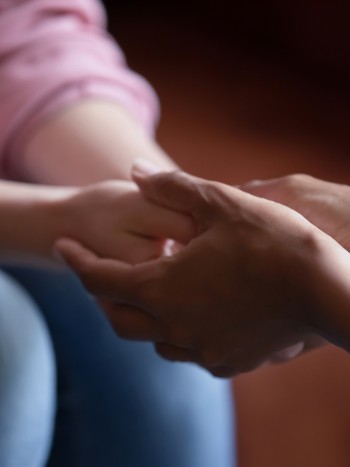 Qué decir (y qué no) a alguien que acaba de perder a un ser querido