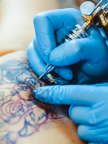 ¿Puedo tatuarme antes (o después) de una operación? Riesgos e indicaciones