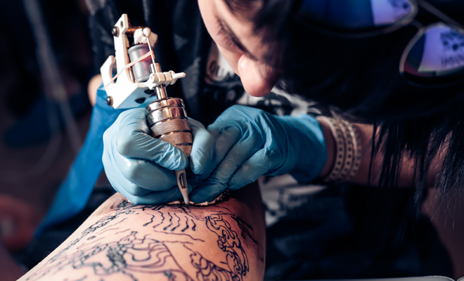 Todo lo que debes saber si quieres hacerte un tatuaje y debes someterte a una operación