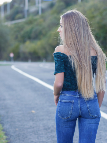 Soñar con estar sola en una carretera: significado positivo y negativo