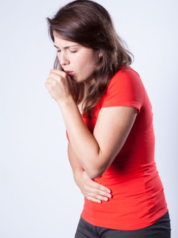 Tengo dolor de espalda al toser, ¿a qué se debe?