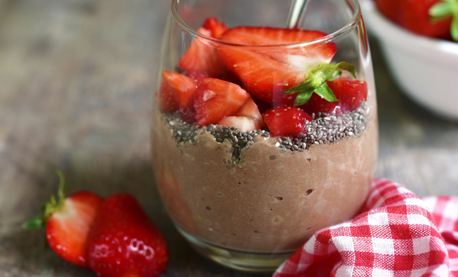 Receta de yogur con cacao y fresas para el desayuno